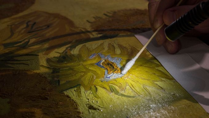 Restaurátorské práce na van Goghových Slunečnicích budou pokračovat ještě pět týdnů.