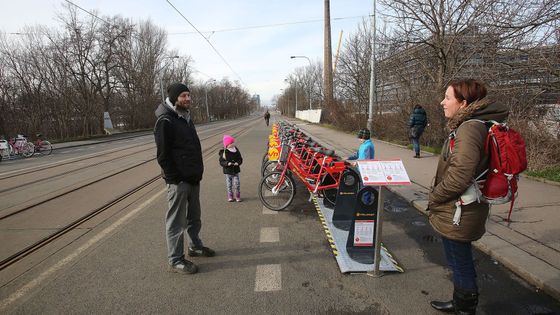 Foto: Na uzavřeném Libeňském mostě se líně pracuje. Stala se z něj cyklostezka