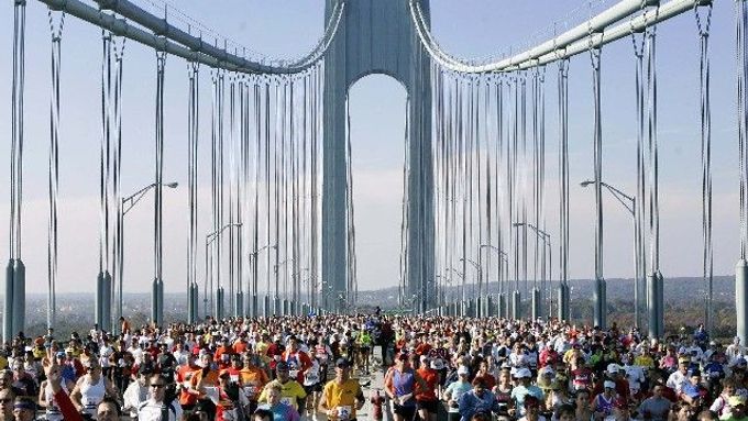 Tisíce běžců po startu Newyorského maratonu na mostě Verrazano-Narrows.