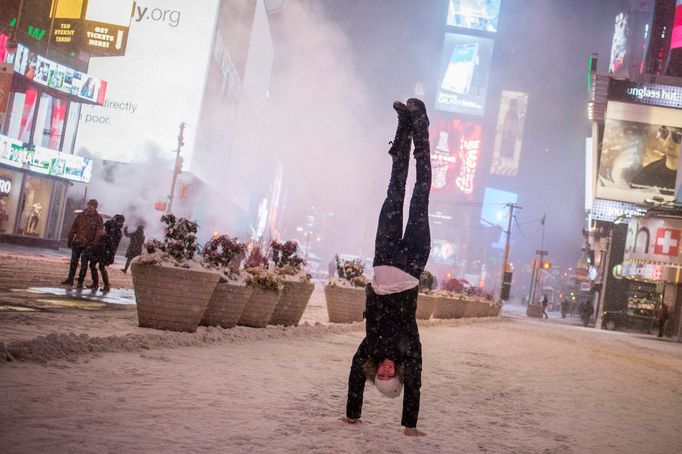 New York, Times Square, v časných ranních hodinách 27.ledna 2015.