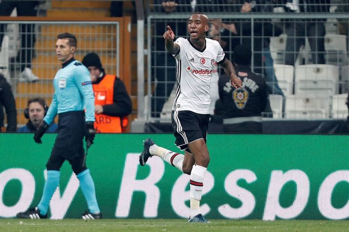 Anderson Talisca z Besiktase slaví gól proti Portu.