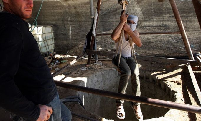 24 Titulek: Gaza's tunnel mugglers on Egypt border mostly idle Popis: A Palestinian tunnel-digger lowers himself into the smuggling tunnel beneath the Egyptian-Gaza border in Rafah in the southern Gaza, October 8, 2013. Gaza's tunnel smugglers along the border with Egypt are mostly idle these days. Since the summer, Egypt's military has tried to destroy or seal off most of the smuggling tunnels under the Gaza-Egypt border, a consequence of the heightened tensions between Cairo and the Hamas government in Gaza which is suffering a bad economic recession.