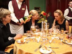 U večeře s Kateřinou Neumannovu jsou Radka Jírková a Lucie Talmanová.