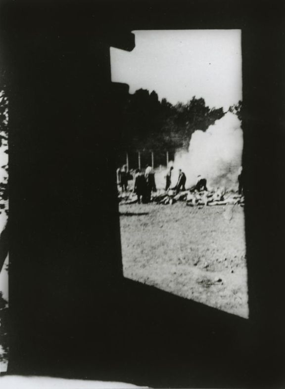 Fotografie č. 281 zachycující práci sonderkommanda v Auschwitzu.