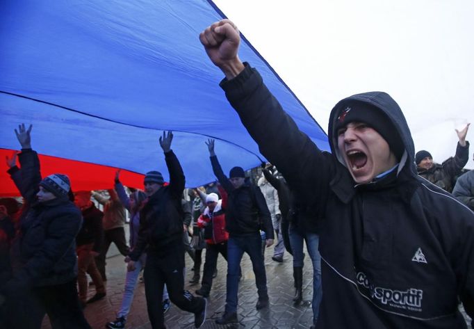 Demonstrace pod obří ruskou vlajkou v Simferopolu na Krymu.