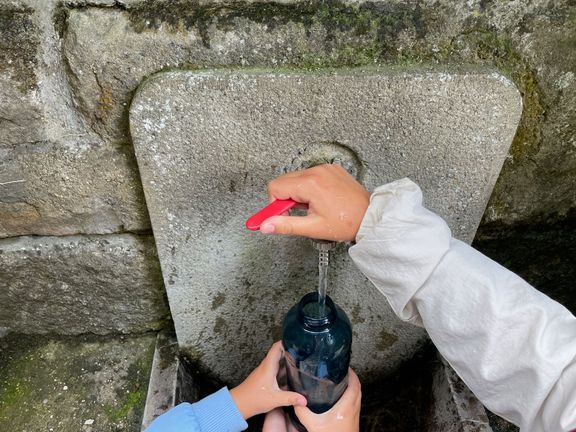 Poutníci na Hostýn nepřicházejí jen do baziliky. Několik stovek metrů pod ní je Vodní kaple s pramenem, který podle pověsti dokáže uzdravovat.