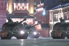Obávaná událost se blíží. Rusové pod rouškou noci nacvičují vojenskou přehlídku