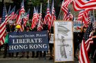 Vzdorujte Pekingu a osvoboďte Hongkong, vyzvali demonstranti Trumpa. Policie zasáhla