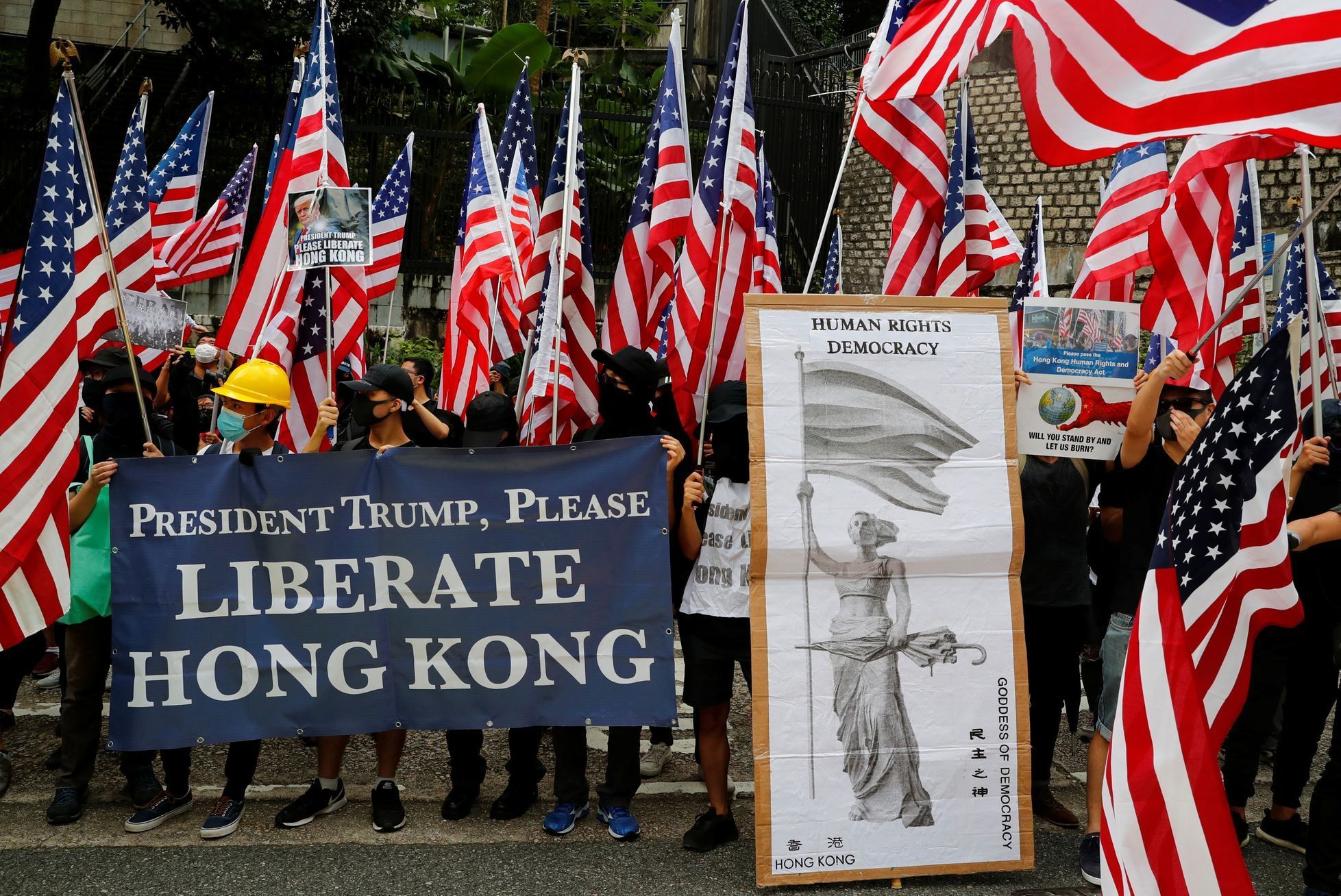 Demonstrující v Hongkongu při pochodu k americkému konzulátu, 8. 9. 2019