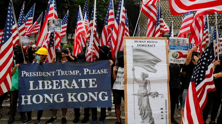 Vzdorujte Pekingu a osvoboďte Hongkong, vyzvali demonstranti Trumpa. Policie zasáhla