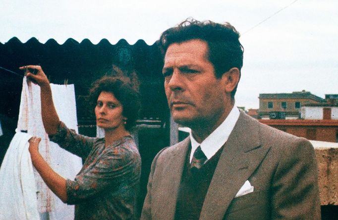 Marcello Mastroianni a Sophia Loren ve filmu Zvláštní den.