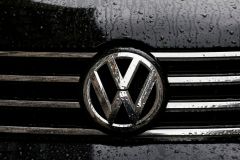Lákají vás padlé akcie Volkswagenu? Mohou klesnout ještě níž, říkají analytici
