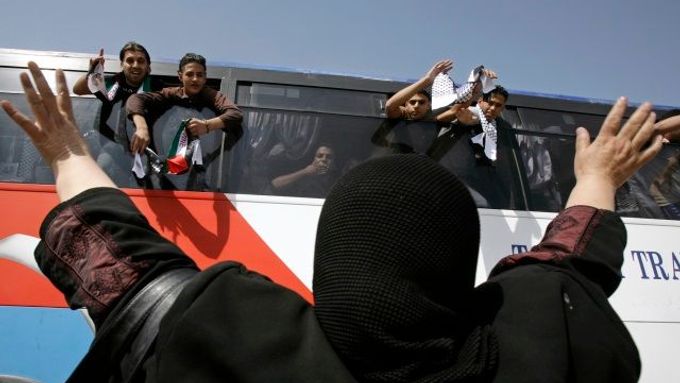 Pruouštění vězňové projíždějí skrze kontrolní stanoviště nedaleko Ramalláhu