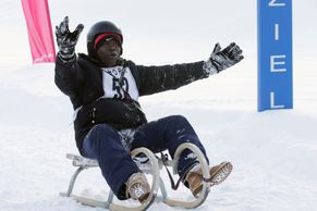 Afričtí uprchlíci dováděli na sněhu. Cílem závodů na saních byla podpora integrace migrantů v Evropě