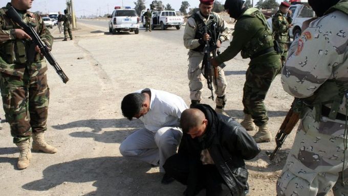 Zatýkání irácké policie. Ilustrační foto.
