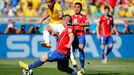 MS 2014, Brazílie-Chile:Fred - Gary Medel a Gonzalo Jara (18)