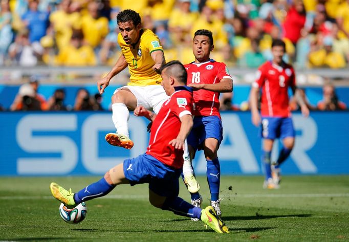 MS 2014, Brazílie-Chile:Fred - Gary Medel a Gonzalo Jara (18)