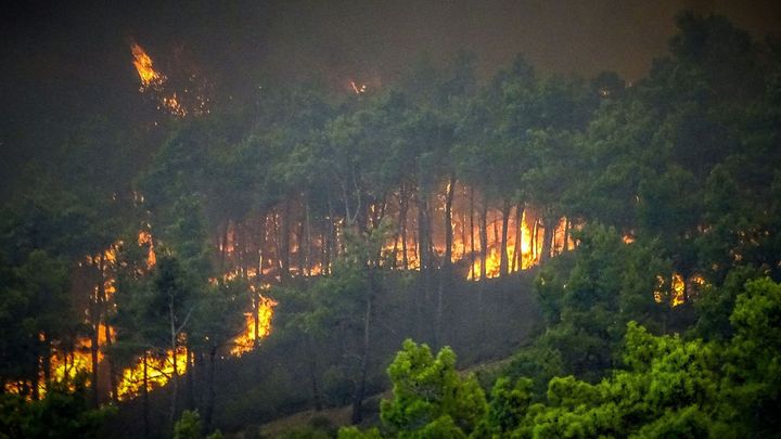 Hasiči jsou zpět ve vrtulnících. Na Rhodosu hoří už sedm dní, evakuace pokračují