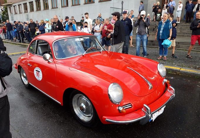 Účastníci závodu historických automobilů 1000 mil československých u Národního technického muzea na Letné.
