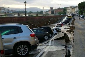 Foto: Auta v hlubinách. U slavné galerie Uffizi ve Florencii se propadlo dvě stě metrů silnice