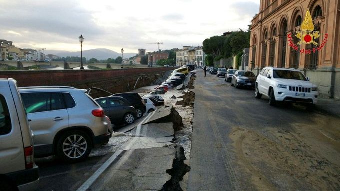 Foto: Auta v hlubinách. U slavné galerie Uffizi ve Florencii se propadlo dvě stě metrů silnice