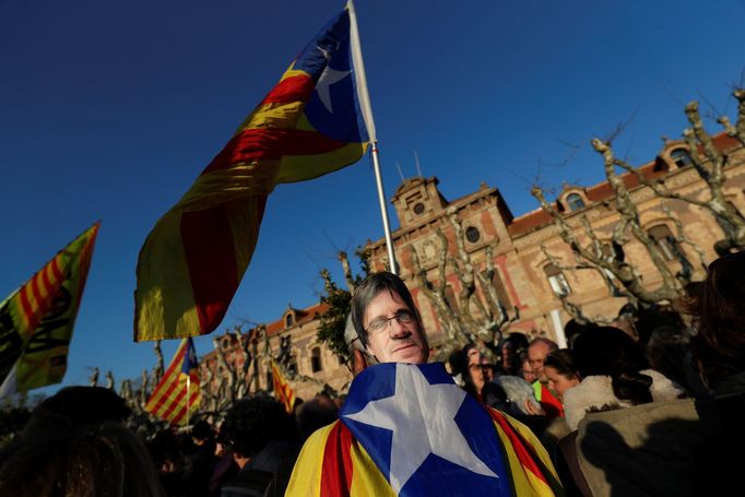 Demonstrant v Barceloně s maskou znázorňující Carlese Puigdemonta.