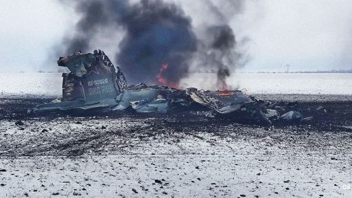 Údajně sestřelený ruská letoun v Doněckém regionu na Ukrajině poblíž města Volnovacha. Záběr z videa. 4. 3. 2022