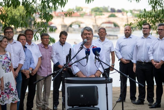 Předseda KSČM Vojtěch Filip a krajští lídři kandidátek na zahájení předvolební kampaně strany