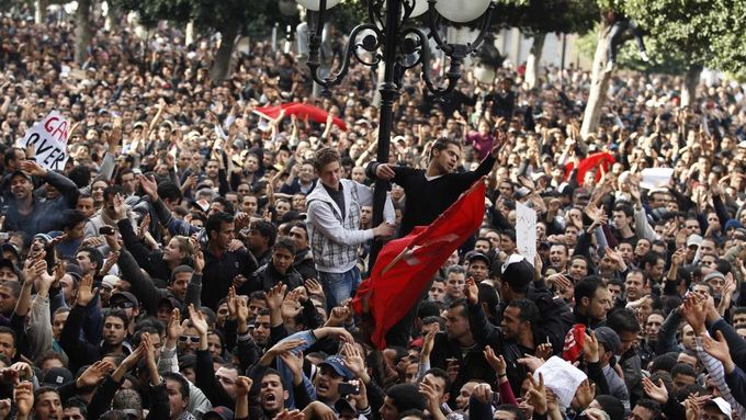 Protesty v Tunisku rozháněla policie slzným plynem.