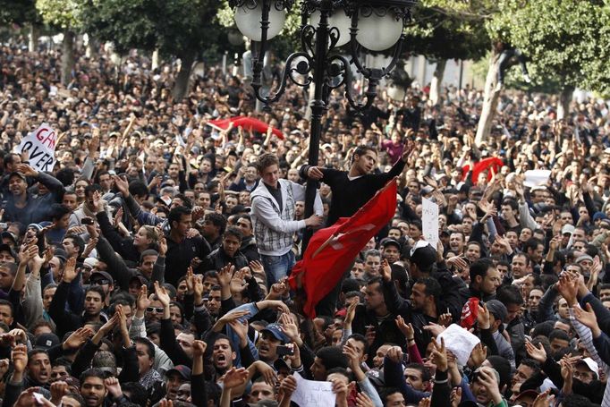 Protestům a demonstracím nakonec prezident ustoupil. Během tří týdnů nepokojů zahynulo nejméně 29 lidí.