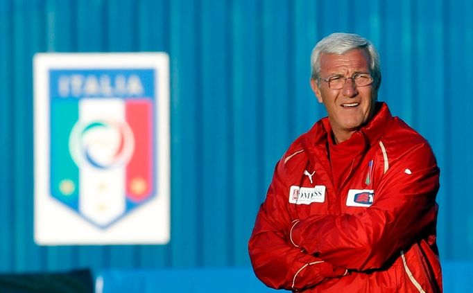 Kouč Marcello Lippi Rossiho a další své svěřence bedlivě sleduje.