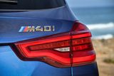 Právě vzadu se totiž BMW chlubí svými novými brzdovými světly, která jsou vyvedena ve 3D. Je to taková svítící skulptura.