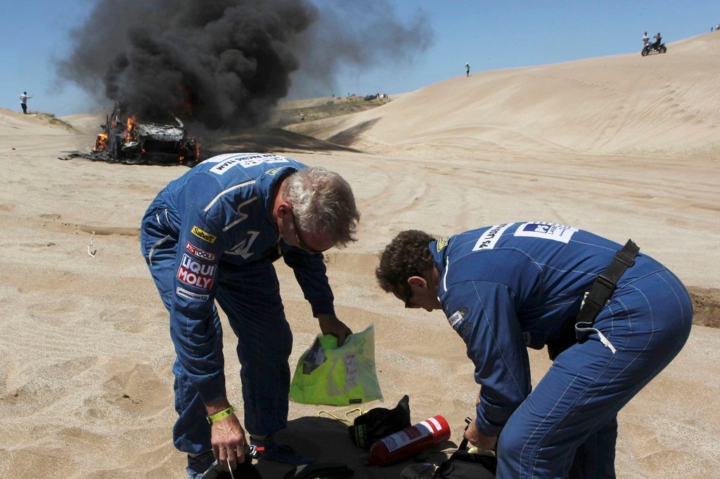 Rallye Dakar (2012) - Cox a Schroeder, hořící Volvo