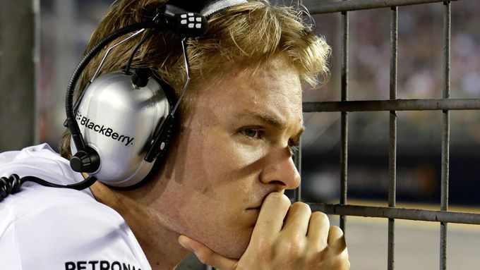 Nico Rosberg sledoval valnou část Velké ceny Singapuru jen jako statista na boxové zídce.