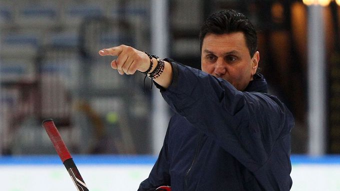 Vladimír Růžička čelí obvinění od dalších rodičů, kteří mu údajně měli zaplatit peníze za šanci v seniorském hokeji.