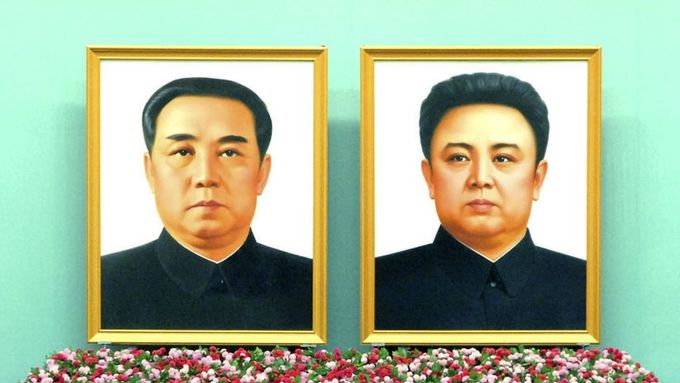 Portréty předchozích vůdců. Kim Ir-sen (vlevo) vládl v letech 1946 až 1994, jeho syn Kim Čong-il v letech 1994 až 2011.