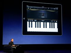 Jedním z taháků nového tabletu má být software Garage Band. Během středeční prezentace na něm tvůrci iPad 2 dokazovali, že na něm lze profesionálně tvořit muziku, aniž byste museli umět na cokoliv opravdu hrát, natož mít hudební talent.