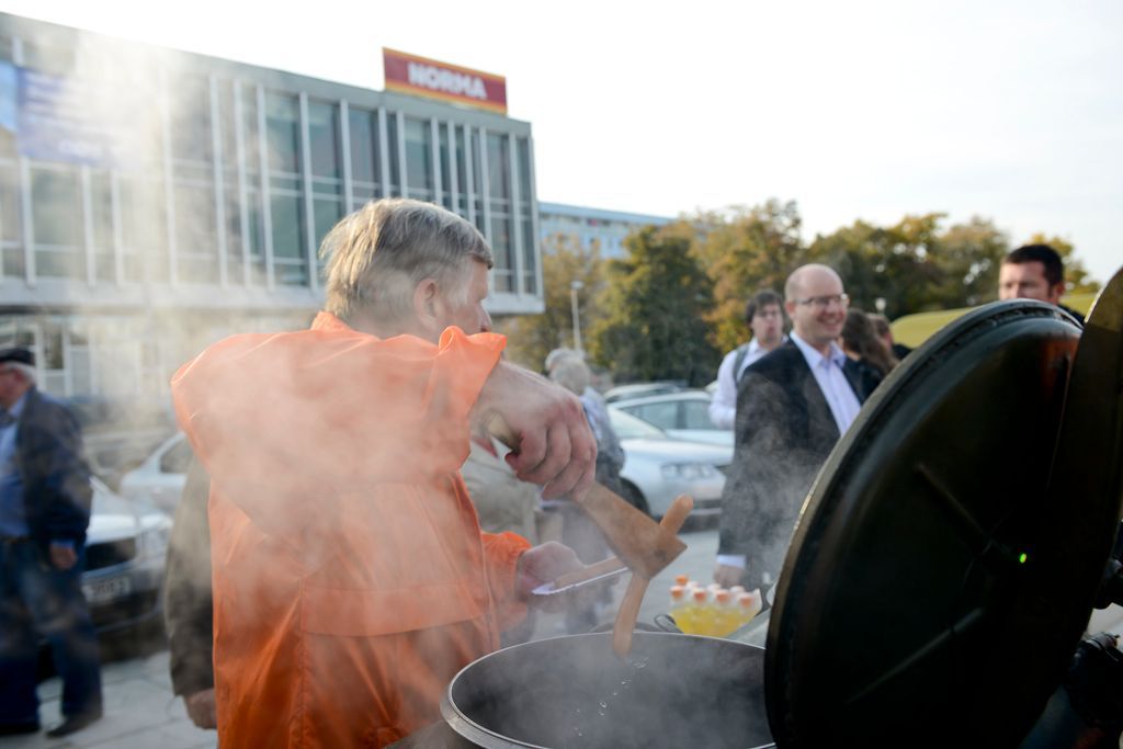 Oranžová záře nad kladnem. ČSSD mluvila s dělníky, rozdávala růže