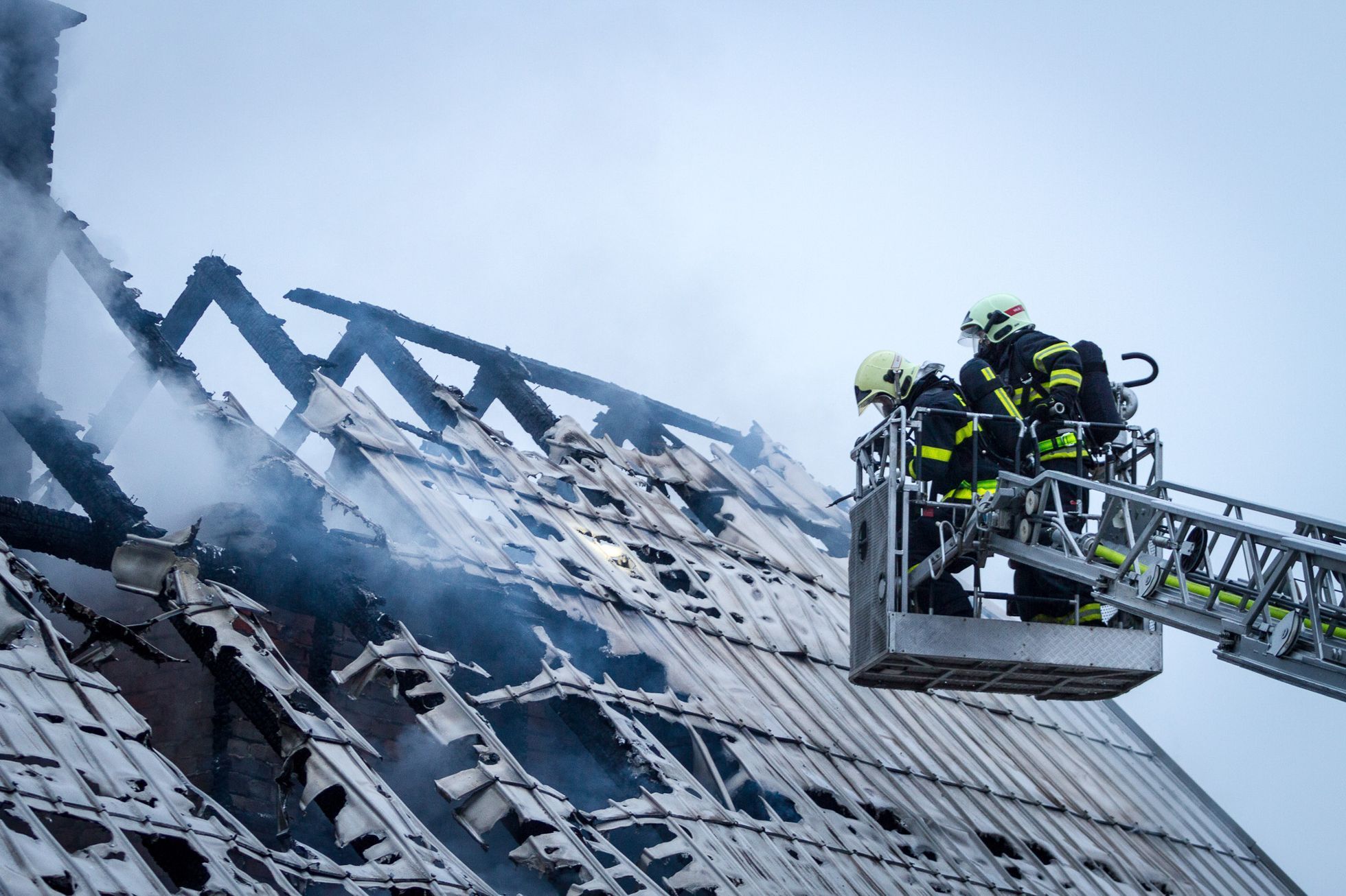 Hasič Vlastimil Kremel z Novojičínska zasahoval během dvaceti let téměř u dvou tisíc výjezdů. Snímky ho zachycují při práci. Nyní je vážně nemocný a přátelé pro něj uspořádali sbírku, aby mu pomohli.
