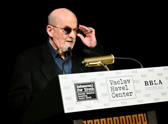 Salman Rushdie vloni převzal cenu Nadace Knihovny Václava Havla nazvanou Disturbing the Peace.