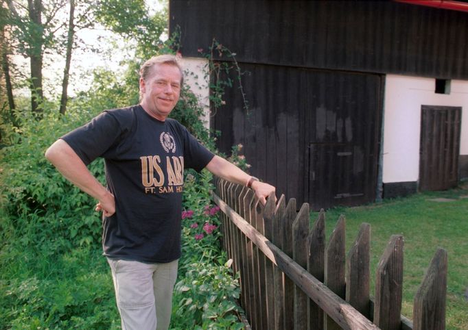Václav Havel tráví po odstoupení z úřadu prezidenta ČSFR dovolenou na chalupě na Hrádečku (červenec 1992).