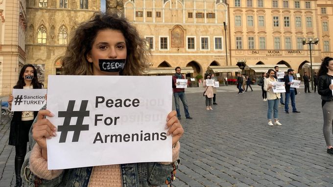 Demonstrace Arménů na Staroměstském náměstí.