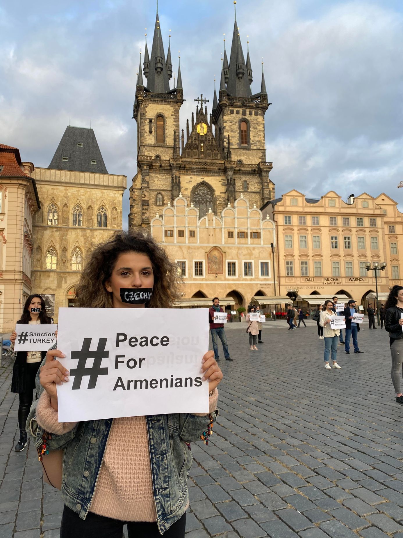 Demonstrace Arménů na Staroměstském náměstí.