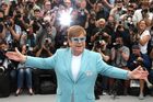 Elton John pustil štáb do svých temných koutů. Životopisný film osobně uvedl v Cannes