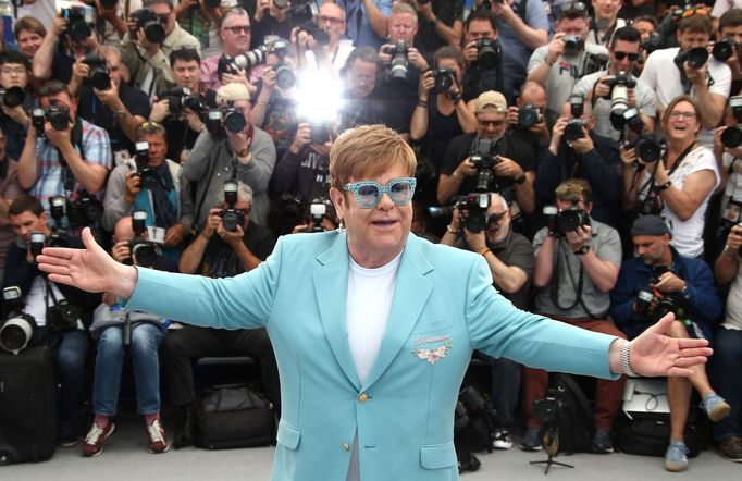 Elton John v Cannes pózuje fotografům.