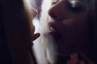 VIDEO Křehké i erotické. Vyšívané obrazy Kláry Vystrčilové