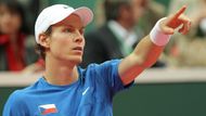 Tomáš Berdych při daviscupovém utkání proti Francouzi Giles Simonovi.