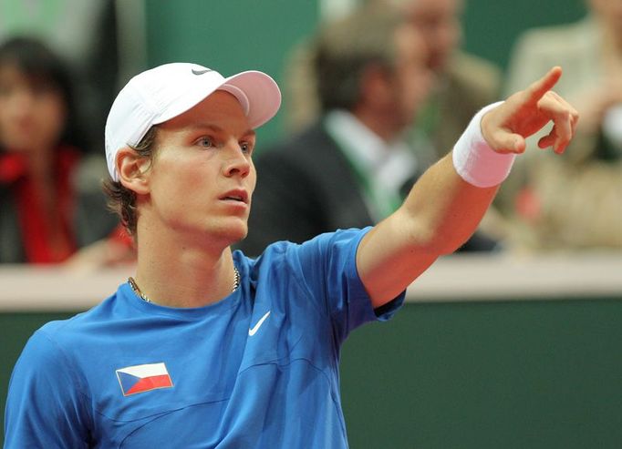 Tomáš Berdych při daviscupovém utkání proti Francouzi Giles Simonovi.