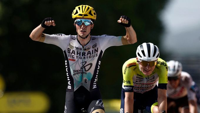 Pello Bilbao slaví vítězství v desáté etapě Tour de France 2023.