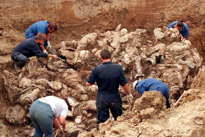 Mezinárodní experti zkoumají těla uprchlíků ze Srebrenice povražděných bosensko-srbskými jednotkami v masovém hrobě u obce Pilicer. Snímek ze září 1996.